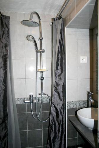 une salle de bain avec douche et lavabo dans l'établissement Maison de charme à Saint-Victor-la-Coste avec piscine partagée, à Saint-Victor-la-Coste