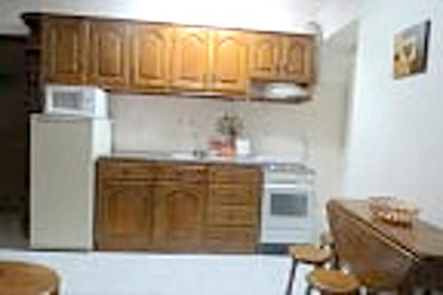 Кухня или мини-кухня в One bedroom apartement with city view balcony and wifi at Alvoco da Serra
