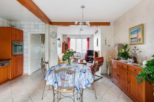 グラヴリーヌにあるMaison de 2 chambres avec jardin clos et wifi a Gravelines a 2 km de la plageのキッチン(テーブル、椅子付)