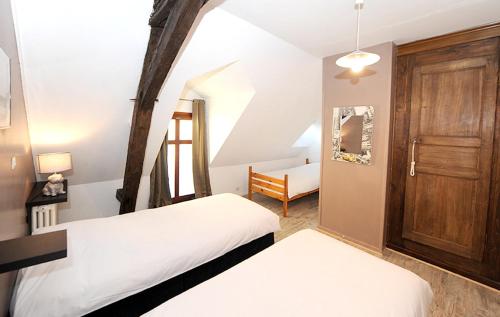 Ein Bett oder Betten in einem Zimmer der Unterkunft Demeure de 6 chambres avec piscine interieure sauna et jardin clos a Vernou sur Brenne