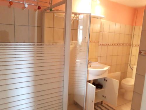 Un baño de Appartement moderne à Rivière-Pilote avec piscine privée