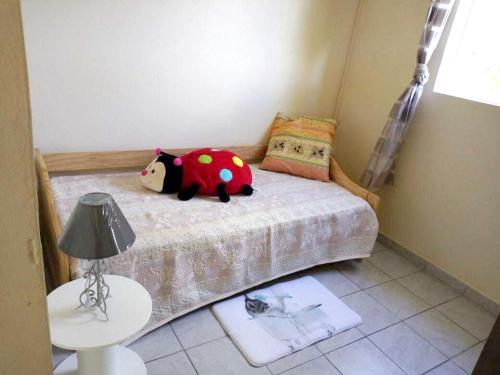 Ein Bett oder Betten in einem Zimmer der Unterkunft Appartement de 2 chambres avec jardin clos a Lamentin