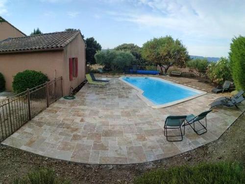 EyraguesにあるVilla de 3 chambres avec piscine privee jardin clos et wifi a Eyraguesの家の隣に椅子2脚付きのスイミングプール