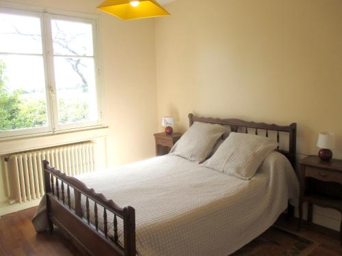 Ένα ή περισσότερα κρεβάτια σε δωμάτιο στο Maison de 4 chambres avec jardin clos et wifi a Charnay les Macon