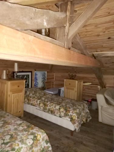 une chambre avec deux lits et un canapé dans l'établissement Maison spacieuse à St Constant Fournoules avec jardin, à Saint-Constant