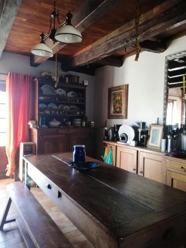 - une cuisine avec une grande table en bois dans l'établissement Maison spacieuse à St Constant Fournoules avec jardin, à Saint-Constant