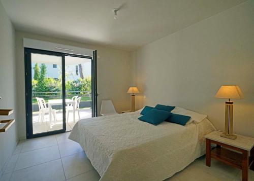 - une chambre avec un lit et une vue sur une terrasse dans l'établissement Appartement Complet pour 2 personnes Classé 4 étoiles - Au coeur des Golfs, à Saint-Raphaël