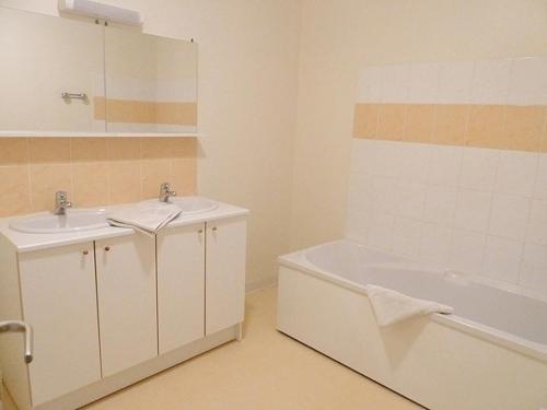ein Badezimmer mit einem Waschbecken, einer Badewanne und einem WC in der Unterkunft Maison de 4 chambres avec piscine partagee jardin amenage et wifi a Saint Vincent la Chatre in Saint-Vincent-la-Châtre