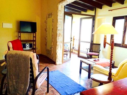 אזור ישיבה ב-2 bedrooms house at Hermigua 600 m away from the beach with sea view furnished balcony and wifi