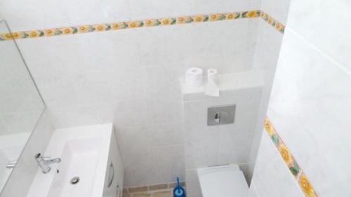 Et badeværelse på Studio charmant à Pierrefeu-du-Var, 20 m², piscine partagée