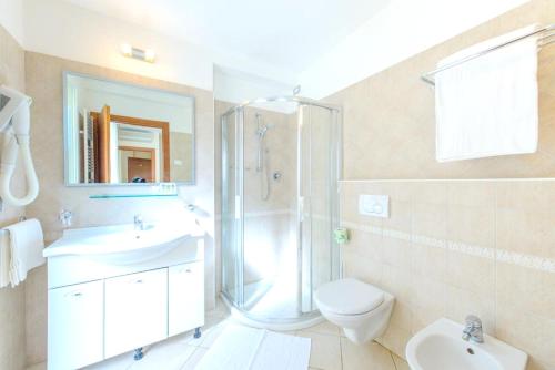 Ett badrum på One bedroom appartement with wifi at Rimini