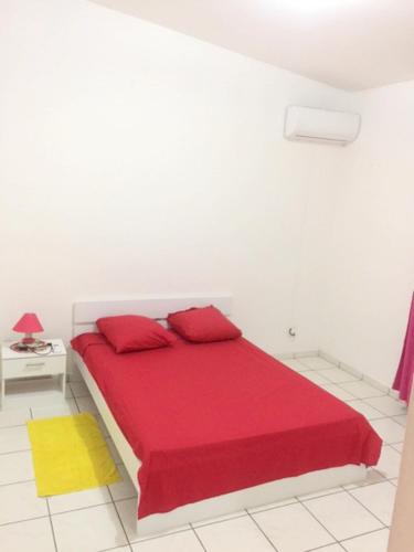 Ένα ή περισσότερα κρεβάτια σε δωμάτιο στο Appartement de 2 chambres avec balcon et wifi a Pointe Noire a 4 km de la plage