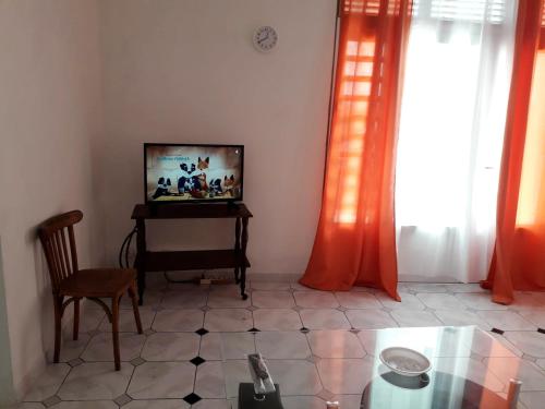 TV in/ali zabaviščno središče v nastanitvi Maison de 3 chambres avec vue sur la mer terrasse et wifi a Vieux Habitants
