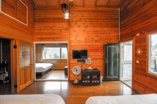仁愛鄉的住宿－藍天花園，一间卧室配有两张床和一台电视。