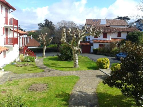 Studio in Guethary with enclosed garden 150 m from the beach