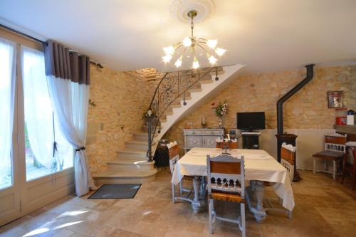 Μια τηλεόραση ή/και κέντρο ψυχαγωγίας στο Maison Le Thor avec piscine part.