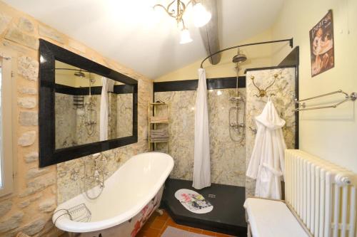 Ένα μπάνιο στο Maison Le Thor avec piscine part.