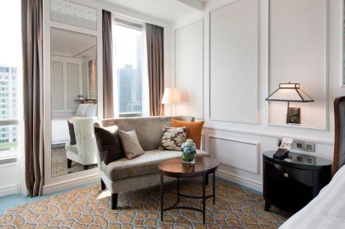 新加坡InterContinental Singapore by IHG的带沙发和桌子的客厅