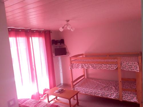 a bedroom with a bunk bed with pink walls at Appartement d'une chambre a Metabief a 400 m des pistes avec piscine interieure et balcon in Métabief