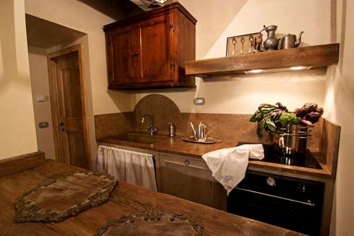 - une cuisine avec un évier et un comptoir dans l'établissement 2 bedrooms house with city view jacuzzi and enclosed garden at Massa e Cozzile, à Massa e Cozzile