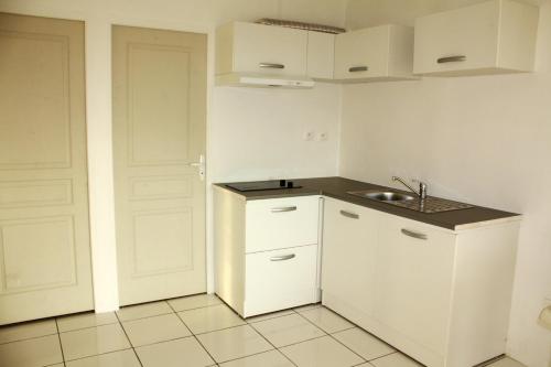 Η κουζίνα ή μικρή κουζίνα στο Maison charmante à Saint Paul avec vue sur la mer