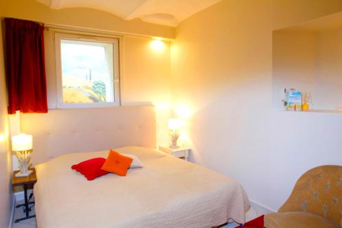 a bedroom with a white bed and a window at Appartement d'une chambre avec piscine partagee jardin clos et wifi a Forcalquier in Forcalquier