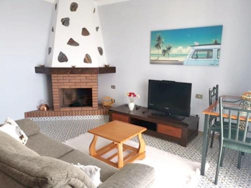 טלויזיה ו/או מרכז בידור ב-2 bedrooms house with sea view and terrace at La Orotava 7 km away from the beach