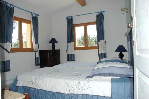 Кровать или кровати в номере Villa de 4 chambres avec piscine privee jardin amenage et wifi a La Mole