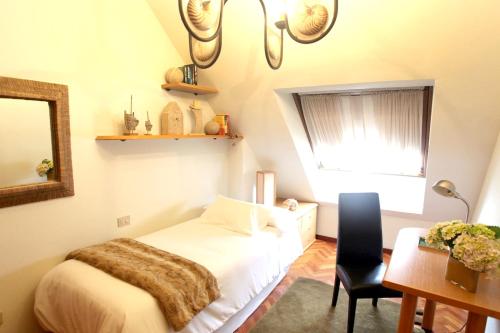 Llit o llits en una habitació de 3 bedrooms appartement at Malpica 10 m away from the beach with sea view enclosed garden and wifi
