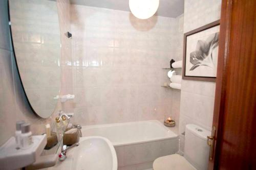 Koupelna v ubytování Elegant Apartment in Malpica with Sea View