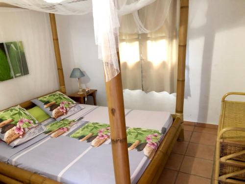 a bedroom with two bunk beds with sandwiches on them at Appartement spacieux à Saint-François 150 m² avec piscine partagée ! in Saint-François