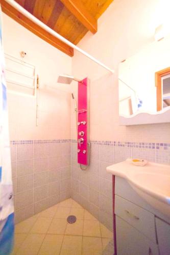 a bathroom with a shower with a sink and a mirror at Appartement spacieux à Saint-François 150 m² avec piscine partagée ! in Saint-François
