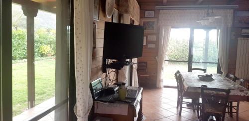 Uma TV ou centro de entretenimento em One bedroom house with enclosed garden and wifi at Sant'Antonio Abate 5 km away from the beach