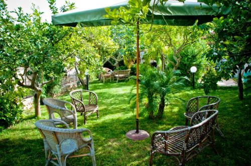 Κήπος έξω από το Charming Apartment in Pozzallo with Shared Pool, 65 m²