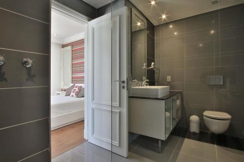 Vonios kambarys apgyvendinimo įstaigoje Cape Royale 1 Bedroom Luxury Apartments with Mountain View