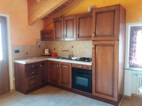 Una cocina o zona de cocina en One bedroom appartement with enclosed garden and wifi at Aymavilles 7 km away from the slopes