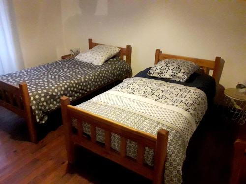 two beds sitting next to each other in a room at Maison de charme avec jardin à Cubelles, idéale en famille in Cubelles