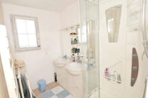 a bathroom with a shower and a sink at Maison accueillante avec jardin, Sainte-Marie-de-Ré in Sainte-Marie-de-Ré