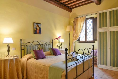 Ένα ή περισσότερα κρεβάτια σε δωμάτιο στο 9 bedrooms villa with private pool enclosed garden and wifi at Monteroni d'Arbia