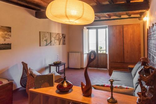 a living room with a table and a lamp at Luxury Seaview Apartments Manarola by Arbaspàa in Manarola