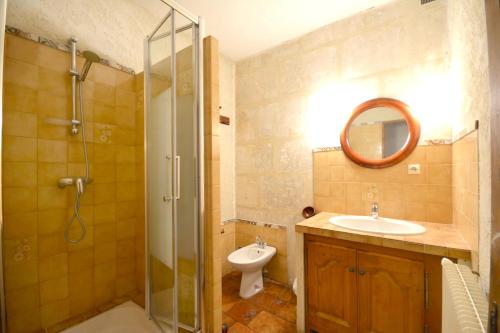 ein Bad mit einem Waschbecken, einer Dusche und einem WC in der Unterkunft Maison de 3 chambres avec piscine partagee jardin amenage et wifi a Saintes Maries de la Mer in Saintes-Maries-de-la-Mer