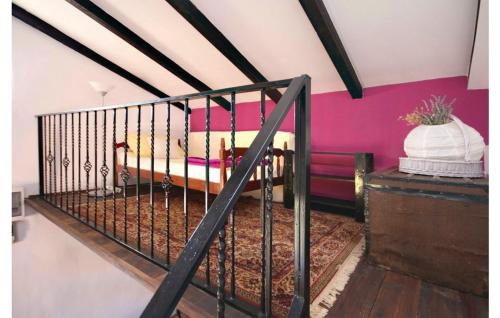 イェゼラにある4 bedrooms villa with private pool enclosed garden and wifi at Jezeraのピンクの壁の部屋の階段