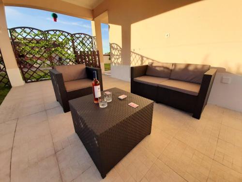 Et opholdsområde på 4 bedrooms house with private pool and wifi at Aldeia dos Pinheiros