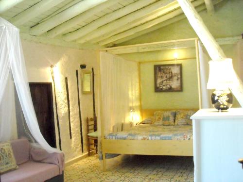 ein Schlafzimmer mit einem Himmelbett in einem Zimmer in der Unterkunft Modern Apartment Valeria, View in Valeria