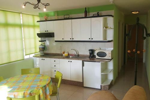 Una cocina o zona de cocina en One bedroom appartement with sea view shared pool and terrace at Santiago del Teide