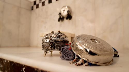 a bird cage and a hat on a counter at The Green Park Diyarbakir in Diyarbakır