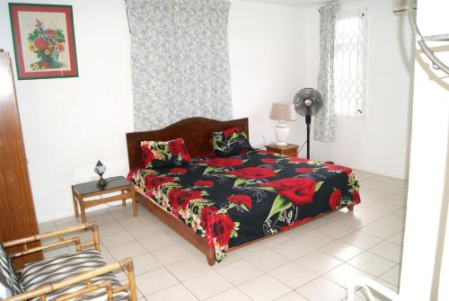 Postelja oz. postelje v sobi nastanitve 3 bedrooms appartement with balcony and wifi at Bambous 6 km away from the beach