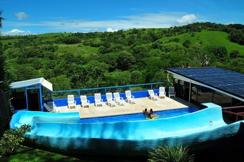 Vue sur la piscine de l'établissement Hotel Cielo Azul Resort ou sur une piscine à proximité