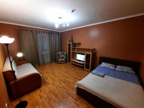 ウファにあるApartment Mustaya Karima 28のベッドルーム(ベッド1台、テレビ付)