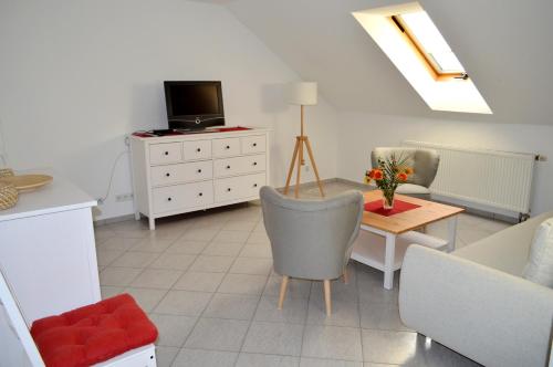 Dolní LánovにあるFerienwohnung Klausのリビングルーム(テレビ、テーブル、椅子付)